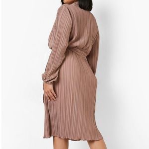 Plus Premium Plisse Wrap Midi Dress